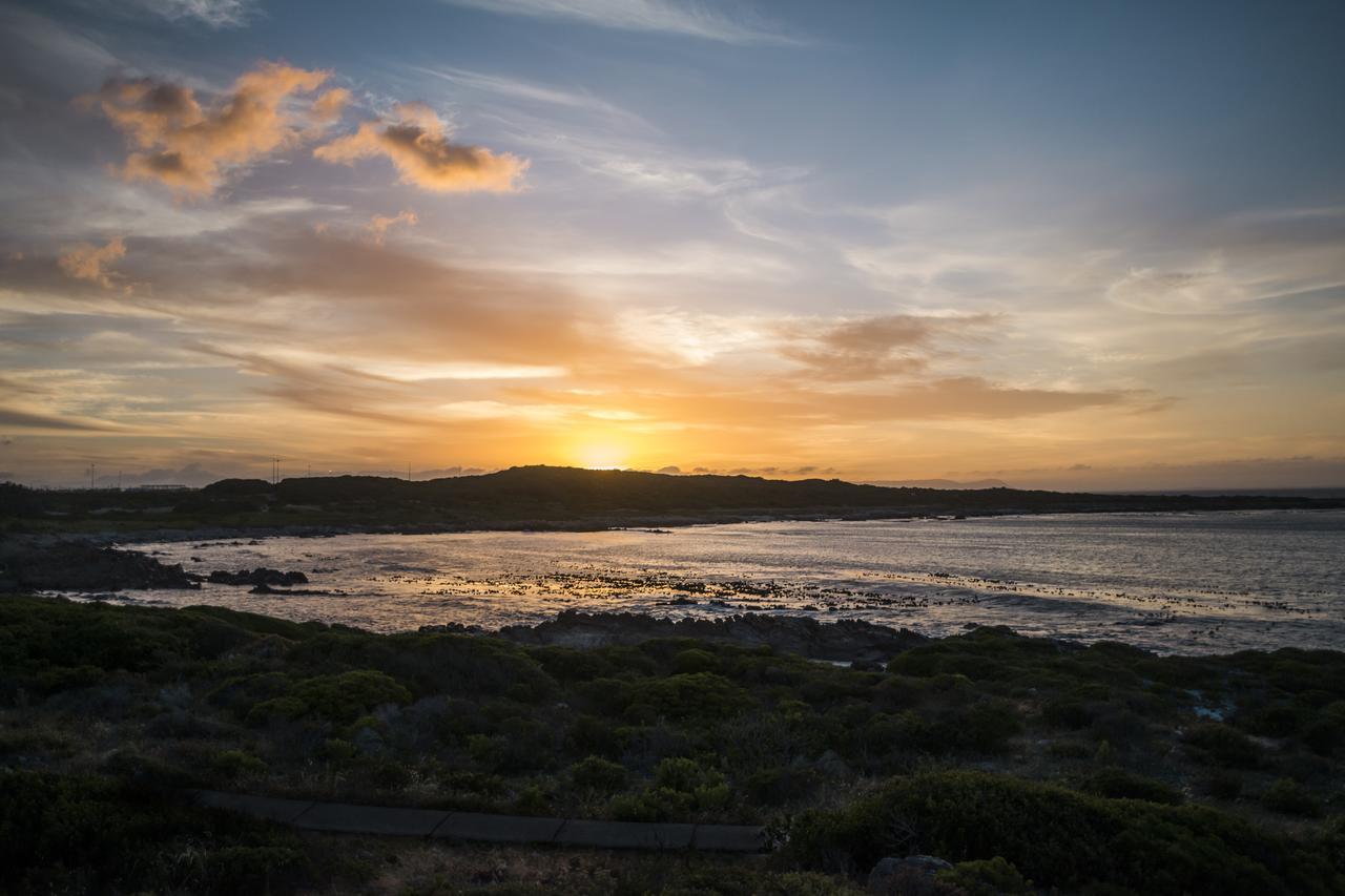 Schulphoek Seafront House Hermanus Exterior foto Sunset over the bay